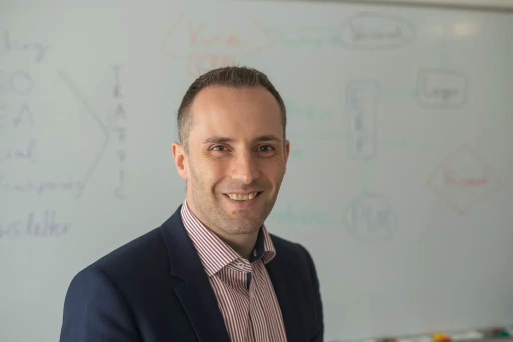 Samuel Schneider am Flipchart während eines Trainings in Paderborn
